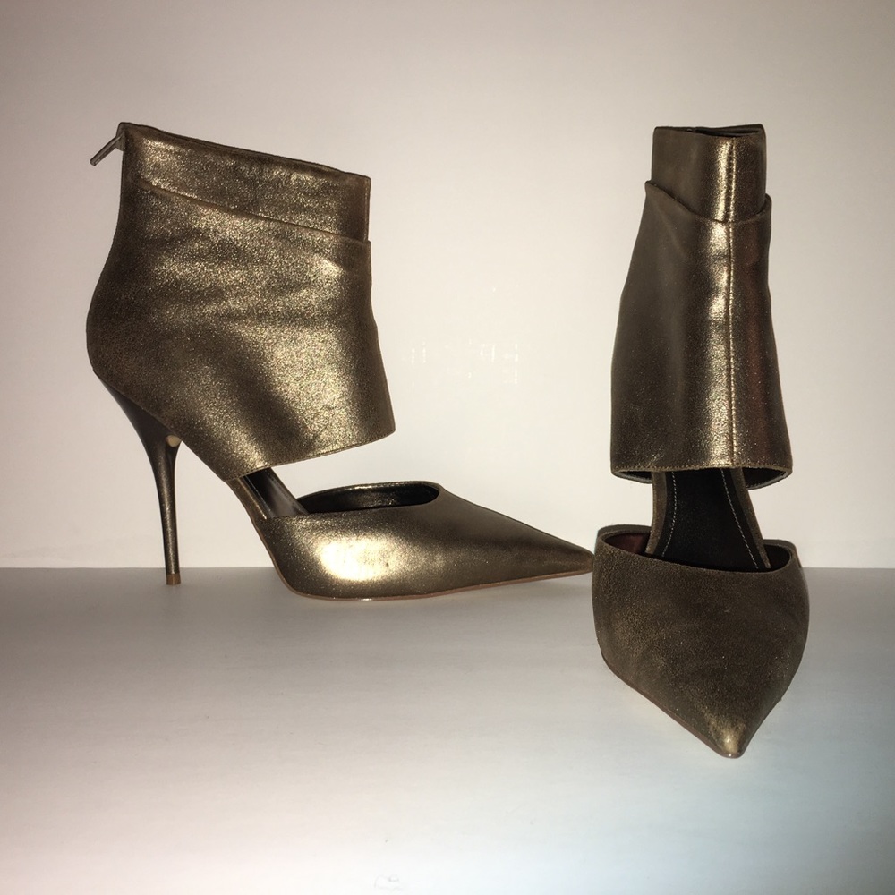 Women’s size 11 Gold/bronze pointy shootie